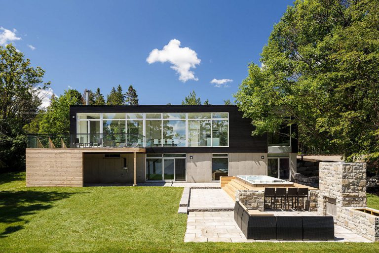 modern riverside home christopher simmonds architect  backyard